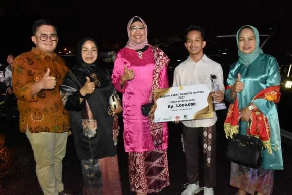 Ketua Dekranasda Kota Padang Hadiri Minangkabau Fashion Festival 2022