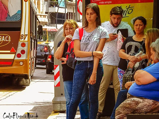 Gente esperando en la parada del colectivo (Bus stop)