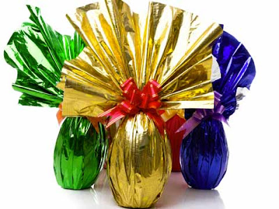 Uova di Pasqua di cioccolato con le loro confezioni colorate
