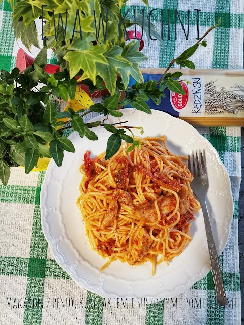 Makaron z pesto, kurczakiem i suszonymi pomidorami