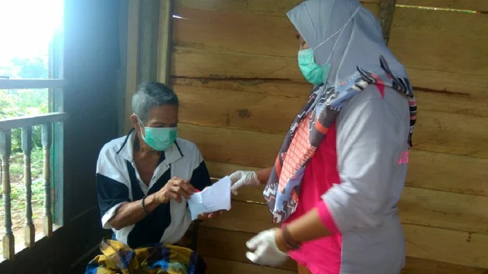 Pastikan Mendapat Pengobatan, PJ   Tuberculosis Puskesmas Mannanti Kunjungi Kediaman Warga