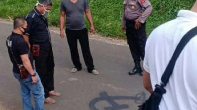 Picture of Palu Arit Similar to PKI Logo Appears in the Middle of Road