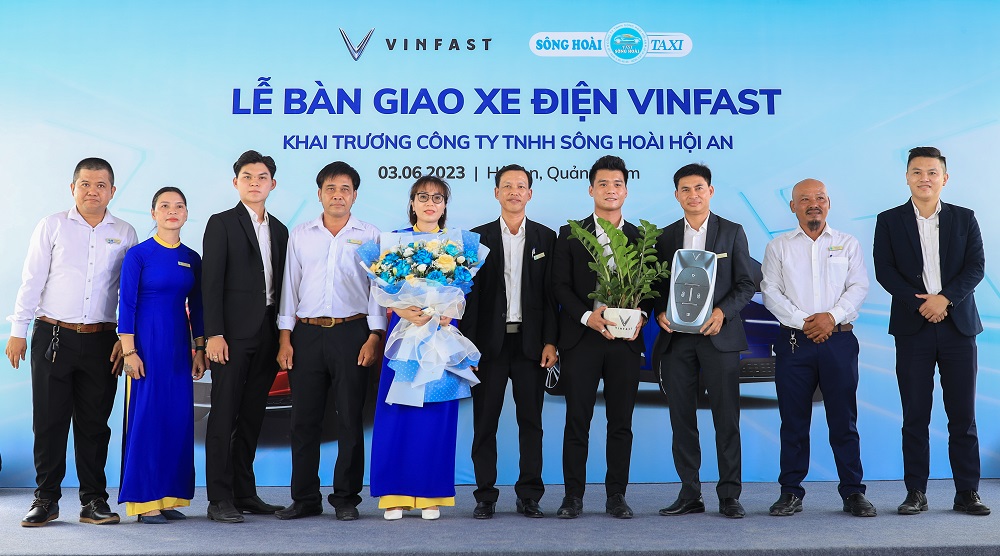 VinFast tổ chức lễ bàn giao lô 35 xe ô tô điện đầu tiên cho Taxi Sông Hoài