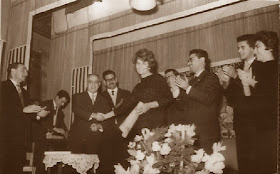 Joaquim Muntaner saludando a Pepita Ferrer, Barcelona 1961