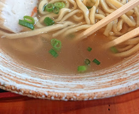 くだか(沖縄)そばのスープの写真