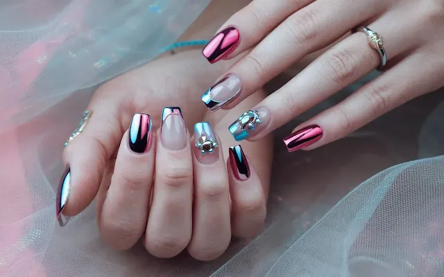 Micro-French-Tips-A-Minimalist-Twist-on-a-Classic-nail-polish.webp