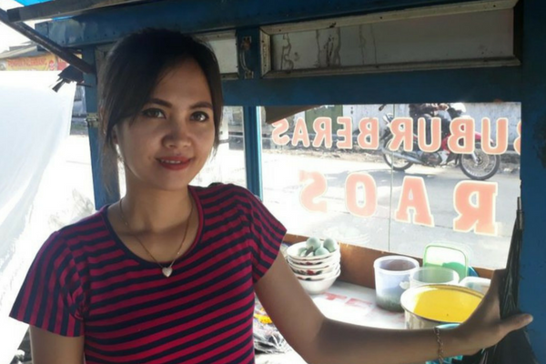Penjual Bubur Cantik ini Menjadi Viral di Medsos Netizen 