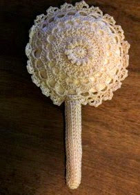 http://translate.google.es/translate?hl=es&sl=de&tl=es&u=https%3A%2F%2Fcrochetthread.wordpress.com%2F2015%2F01%2F29%2Fwhimsical-irish-crochet-motif-victorian-doll-rattle%2F