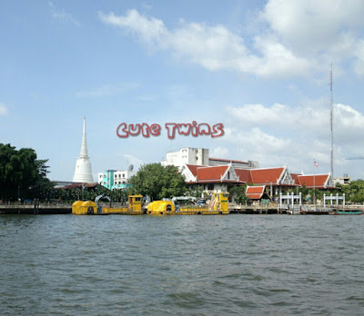 tourist boat blue flag di bangkok