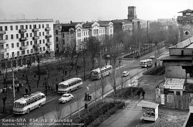 Остановка у "Детского мира". Проспект Ушакова. Херсон. 1965 год. Фото предоставил Aare Olander