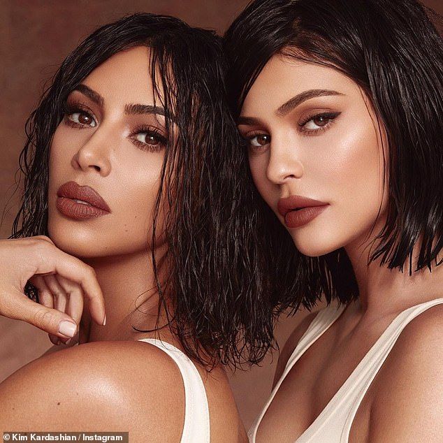 Kim Kardashian com a Kylie Cosmetics
