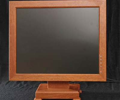 LCD monitor dari kayu