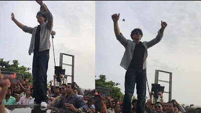Shahrukh Khan standing on the Car and gives greeting among fans out side Mannat