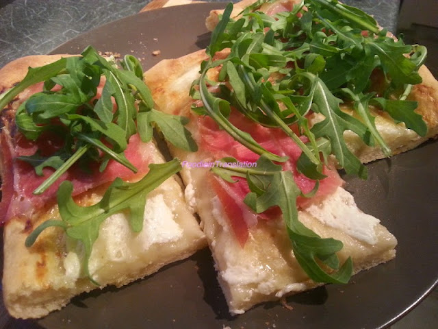 La rubrica del lunedì: pizza stracchino, rucola e prosciutto - Monday's Page: Stracchino, arugula and Parma ham pizza