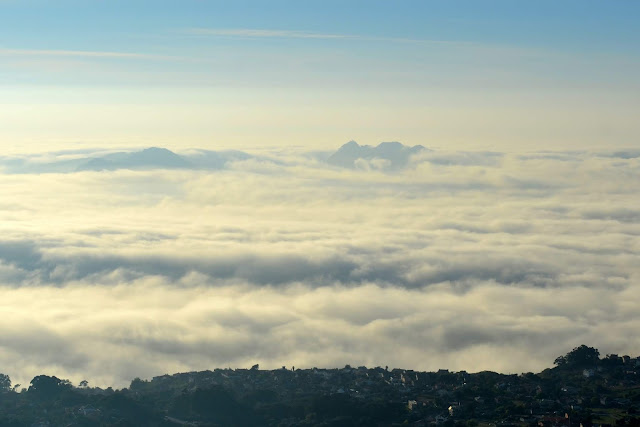Niebla sobre la ria de Vigo. la bruma del mar cubre el mar y las cies