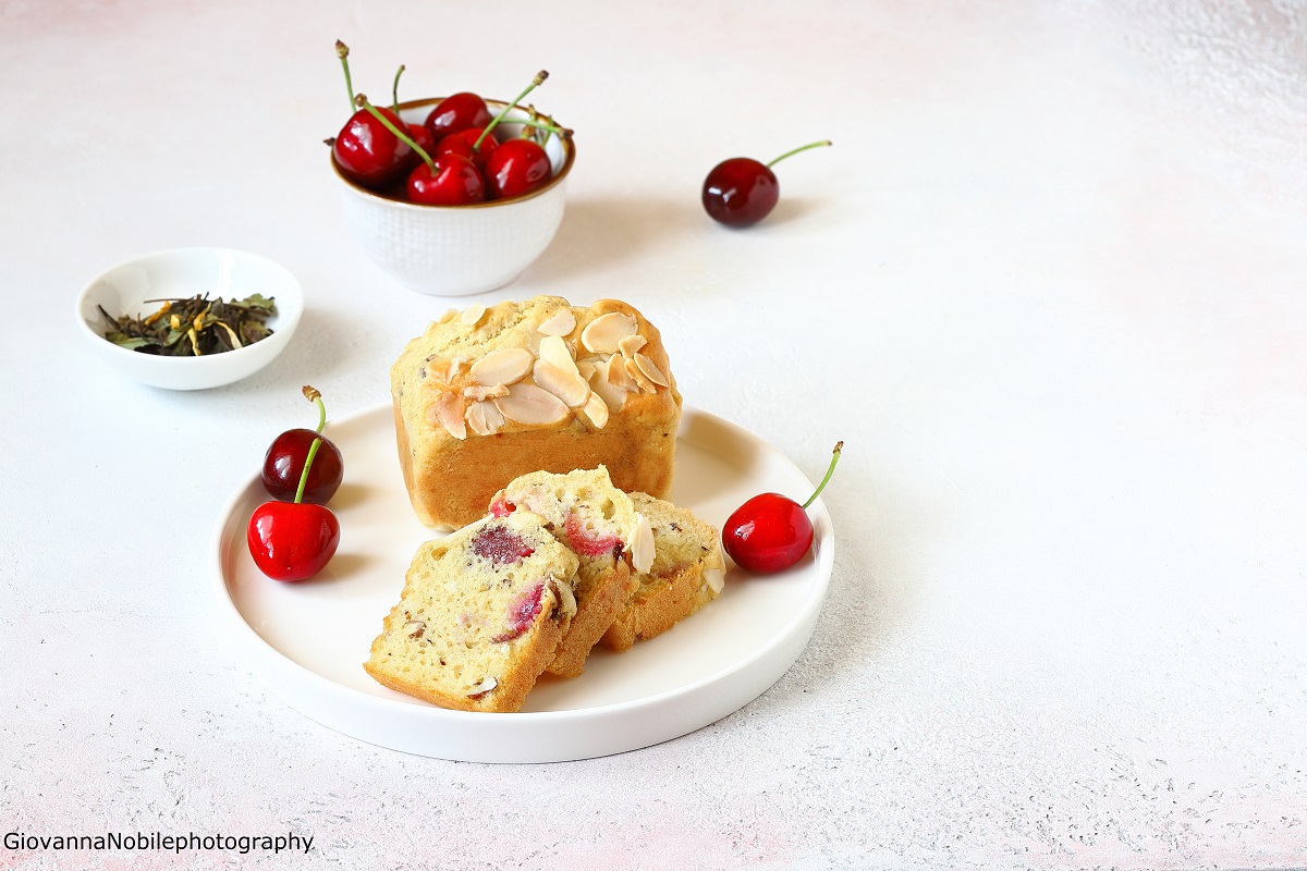 Mini cake con ciliegie e mandorle