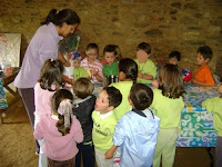 niños haciendo el pan en Aldea Nova