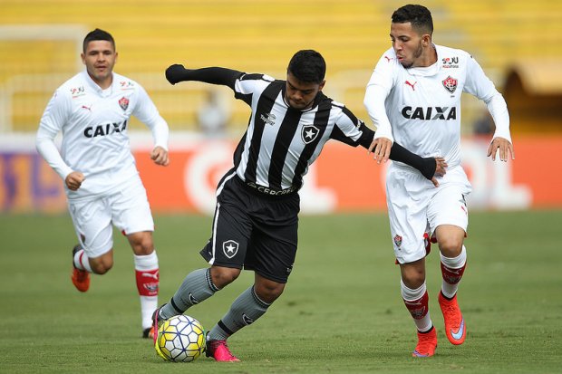 Vitoria empata com Botafogo em jogo de seis pontos