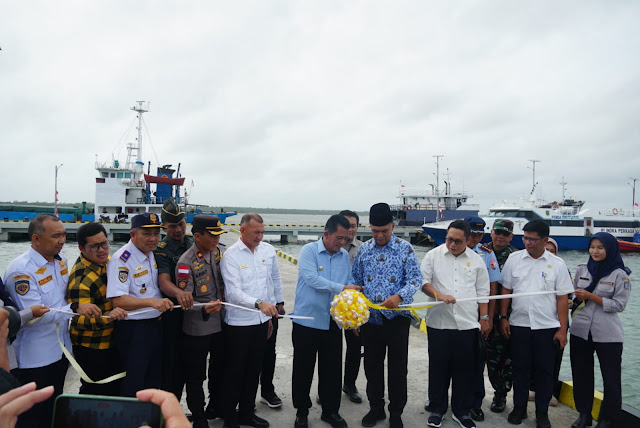 Bupati Natuna Mendampingi Gubernur Kepri Meresmikan Pelabuhan Pengumpan Regional Ranai