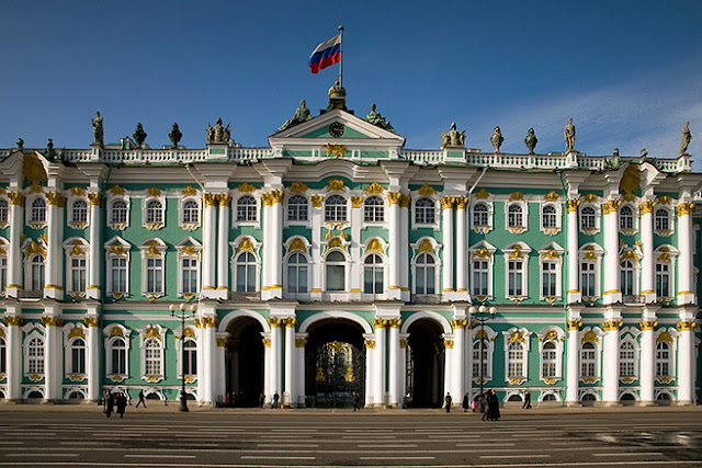 هو قصر يقع بسان بطرسبرغ في روسيا، كان المقر الرسمي لإقامة قياصرة روسيا منذ عام 1732 حتى سقوط الحكم القيصري عام 1917. ويزوره حوالي 3 ملايين سائح في السنة.