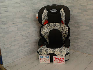 中古品　ジュニアシート　２２００円