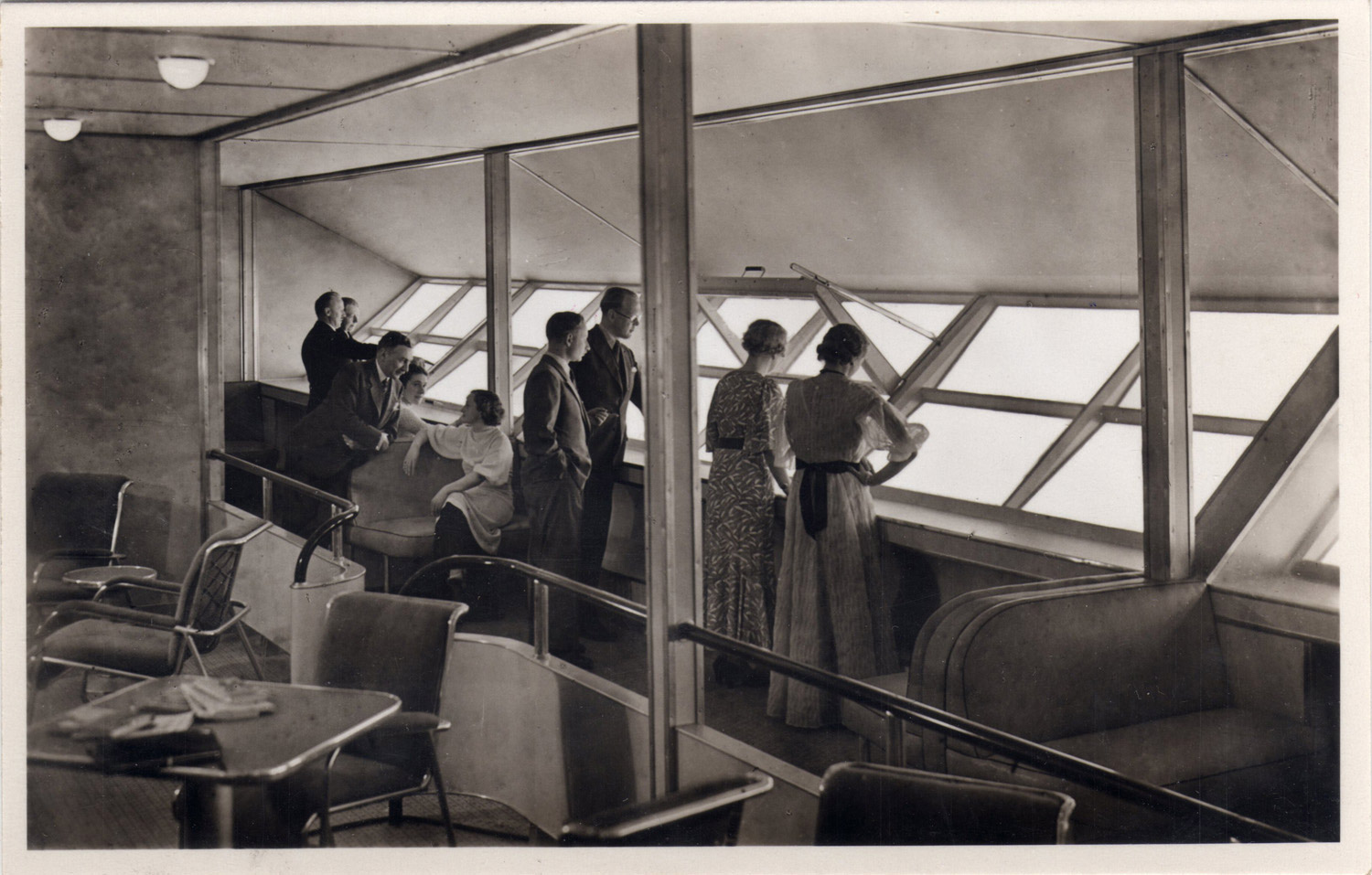 Download Inside the Hindenburg: Rare Vintage Photographs Reveal What Luxury Air Travel Was Like in the ...
