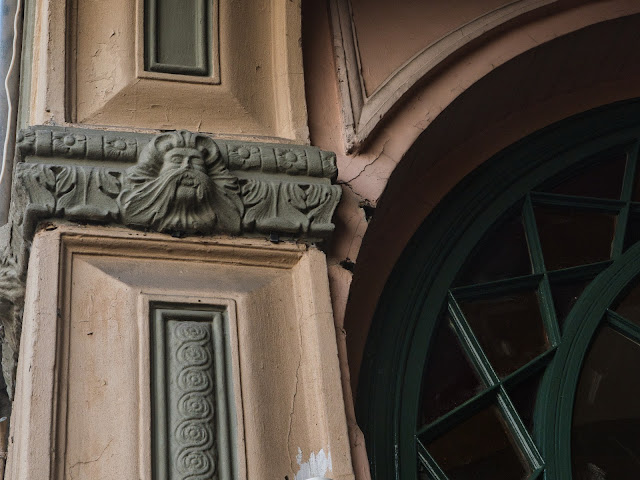 jiemve, le temps d'une pose, Lyon, traboule, traboules, cours d'immeuble, façades, escaliers