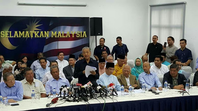 Mahathir Kencing Pakatan Harapan