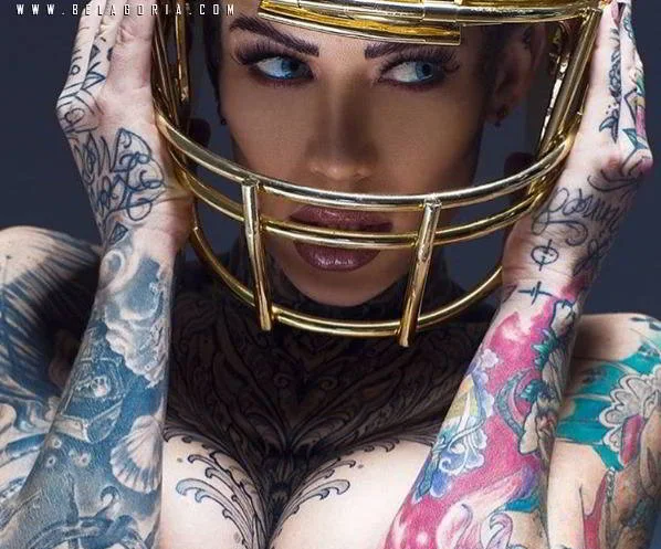 Chica tatuada protegiéndose con casco