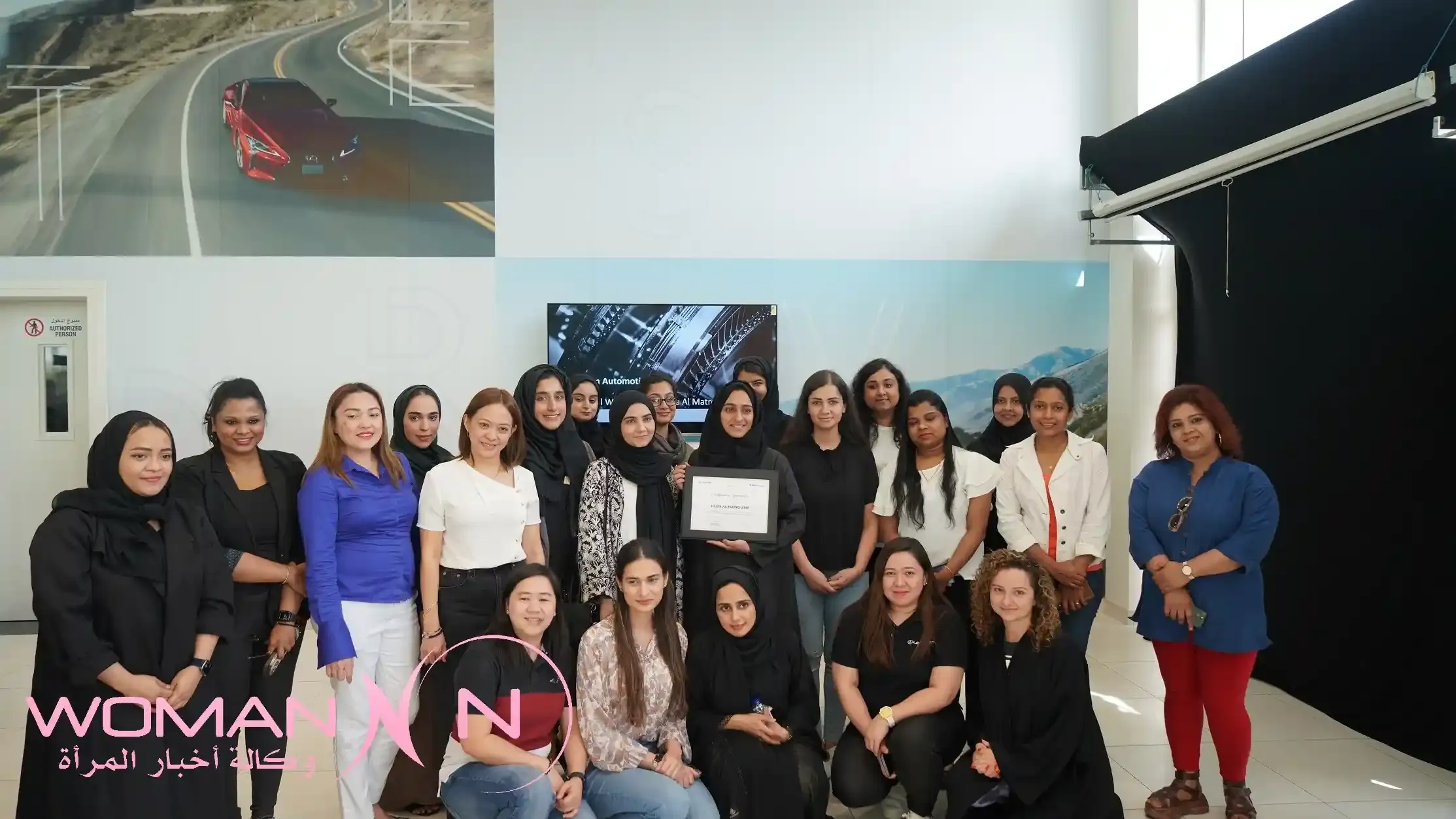 دبي - وكالة أخبار المرأة أعلنت الفطيم لكزس عن استضافة ورشة عمل حول سلامة السيارات وصيانتها بإشراف هدى المطروشي، أول سيدة إماراتية تعمل في مجال الميكانيك وتمتلك مرآباً لإصلاح السيارات، وذلك بمناسبة يوم المرأة الإماراتية. وغطّت الورشة، التي أُقيمت في صالة عرض الفطيم لكزس في مجمع دبي للاستثمار، أساسيات صيانة السيارات، بالإضافة إلى نصائح حول السلامة يمكن لجميع السائقين اتباعها لتعزيز سلامة مركباتهم وضمان تجربة قيادة مريحة وسلسة.   وتُعد هدى المطروشي أول سيدة إماراتية تعمل في مجال الميكانيك، حيث افتتحت مرآب إيمكس لخدمة السيارات في المنطقة الصناعية الأولى بإمارة الشارقة. واكتسبت المطروشي شهرةً واسعة بعد اتصال صاحب السمو الشيخ محمد بن زايد آل نهيان رئيس الدولة، حفظه الله، بها وتهنئتها على تحقيق حلمها وافتتاح مرآبها الخاص، كما أرسل سموّه إحدى سياراته إلى ورشتها.    وتعليقاً على هذا الموضوع، قال جاك برنت، المدير الإداري لعلامتي "الفطيم تويوتا" و"الفطيم لكزس": "لطالما كان مجال ميكانيك السيارات حكراً على الرجال، إلا أن هدى المطروشي غيرت هذه الفكرة، لا سيما في دولة مثل الإمارات العربية المتحدة، التي تحتفي بإنجازات السيدات وتشجعها. واحتفالاً بيوم المرأة الإماراتية، يسرنا استضافة هذه الورشة الموجّهة إلى الموظفات في مجموعة الفطيم والضيوف، لتوسيع معارفهم حول سلامة السيارة وصيانتها لتعزيز السلامة على الطرقات للجميع".   وغطّت ورشة العمل مجموعةً من النصائح حول صيانة السيارات، والتي يجب على جميع السائقين اتباعها على اختلاف مستويات مهارتهم ومعرفتهم في الميكانيك. وتضمنت تفقّد مستويات الزيت وسائل التبريد، والتأكد من أن الإطارات في حالة آمنة، وحالة البطارية، وغيرها. كما شملت ورشة العمل شرحاً عن مختلف أضواء التحذير في لوحة القيادة، بالإضافة إلى إرشادات حول صيانة السيارة في أشهر الحرارة العالية.   وعقب تقديم ورشة العمل، قالت هدى المطروشي: "يعتقد معظم الناس أن صيانة سياراتهم يجب أن تتم حصراً في مراكز الخدمة والورشات المتخصصة، إلا أنه يجب على جميع مالكي السيارات معرفة المبادئ الأساسية للحفاظ على مركباتهم في حالة آمنة وصالحة للقيادة على الطرقات. ومن خلال ورشة العمل المميزة، يسعدني نشر الوعي بين عدد أكبر من السائقات في دولة الإمارات حول كيفية الحفاظ على مركباتهنّ في حالة جيدة والتأكد من سلامتها وجاهزيتها في جميع الأوقات، ولا سيما خلال أشهر الحرارة العالية، والتي تتأثر بها السيارات بصورة كبيرة. وتسرني دعوة الفطيم لكزس لي لاستضافة ورشة العمل، حيث تشرّفت بلقاء جميع السيدات في صالة عرض لكزس في مجمع دبي للاستثمار".   وتلتزم الفطيم لكزس بضمان سلامة الطرقات لجميع المستخدمين، سواء من خلال إقامة المبادرات المجتمعية الرامية إلى تثقيف مالكي السيارات حول جوانب السلامة، أو توفير فحوصات مجانية للعجلات، أو العمل مع السلطات في الإمارات لكشف قطع الغيار المقلَّدة والتي لا تستوفي المعايير وضبطها، وغير ذلك. ويمكن تحقيق أمان أفضل لجميع السكان والمقيمين في دولة الإمارات من خلال التعاون مع مختلف الأطراف المعنية.