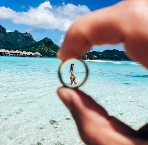 Fotos criativas de casal lua de mel praia