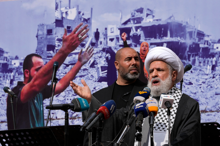 Sheik Naim Qassem, vice-líder do Hezbollah, faz um discurso durante um protesto em solidariedade aos palestinos, nos subúrbios do sul de Beirute, Líbano, sexta-feira, 13 de outubro de 2023 | Foto: AP/Hussein Malla/Reprodução