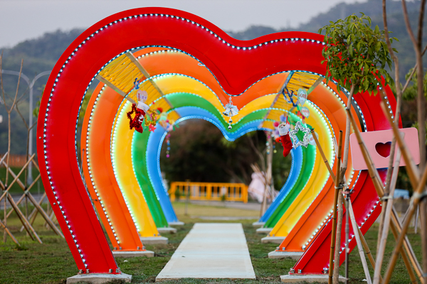 台中太平愛情河堤公園心心向隆五心連環隧道，彩色愛心還會變色