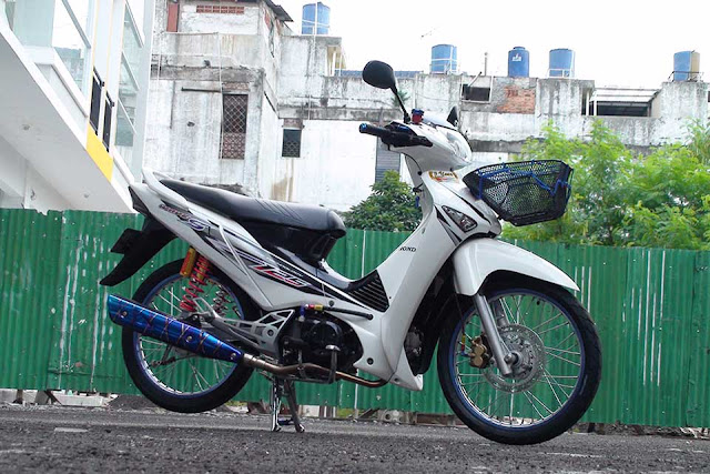 Foto Modifikasi Honda Supra rem teromol di sektor belakang juga sudah diganti menggunakan rem cakram, velg palang 10 dengan model akar seperti bawaan Satria F ini penggantian shocbreaker belakang aftermarket dengan warna yang cerah juga, tak lupa pernik pernik kecil.