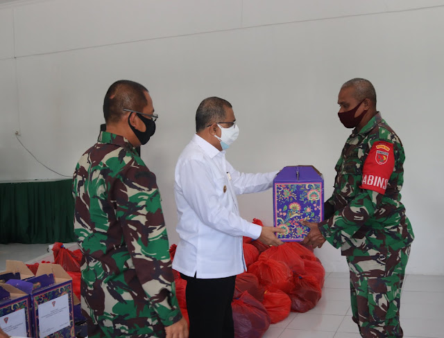 Richard Louhenapessy Bagi Sembako Natura bagi Babinsa dan Babinkamtibmas di Ambon