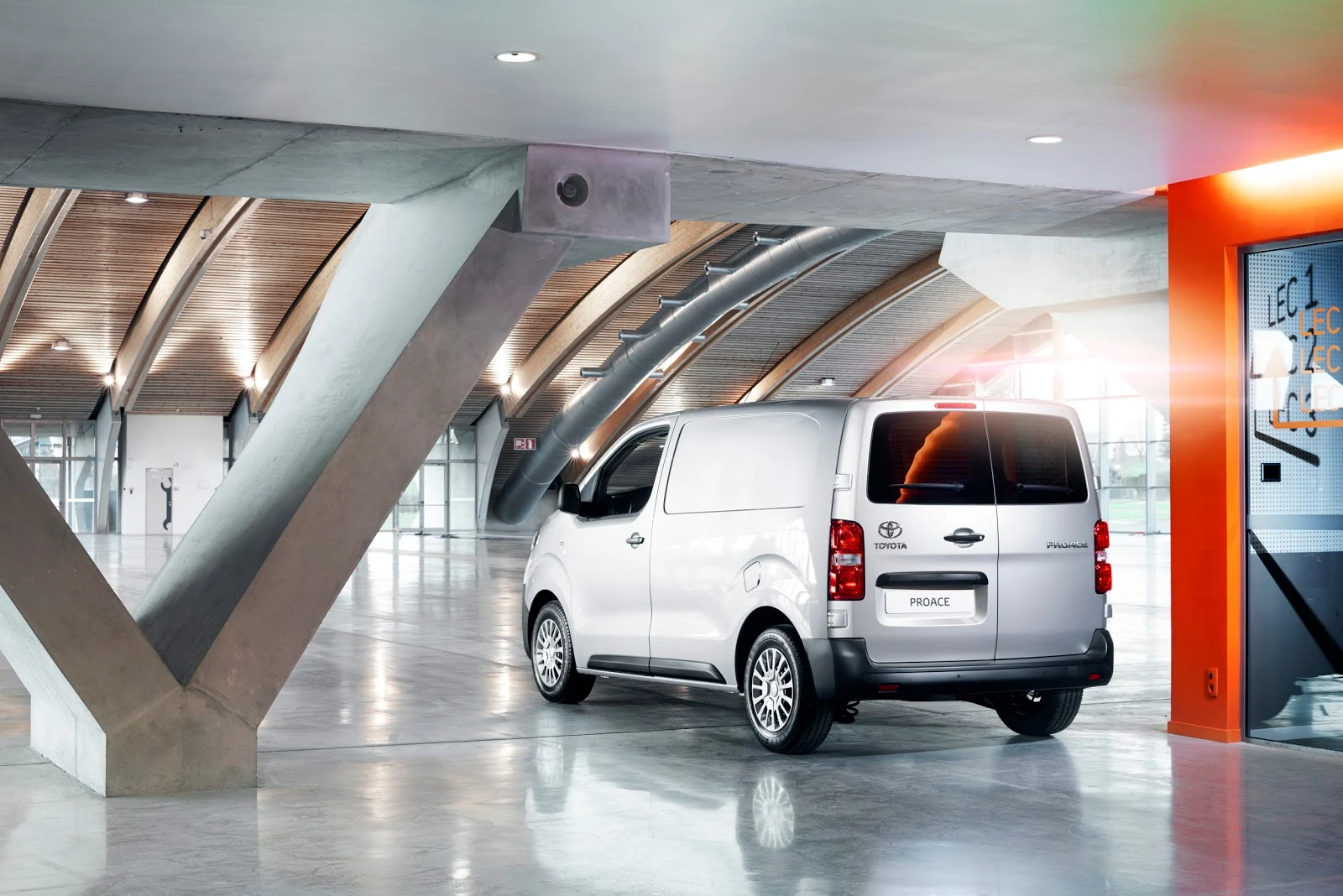 Đánh giá xe Toyota Proace 2016