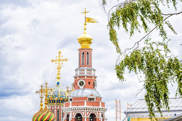 Рождественская церковь и ветка березы