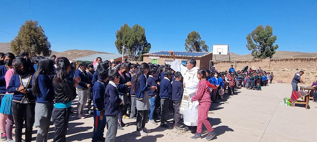 Die Schüler der Bildungseinheiten Cutañiso, Huayllajara, Callamosyani, Hornoni und Bandurani in den Bergen Boliviens haben Schulmaterial erhalten. Bis Freitag, den 02.06.2023 haben somit im Mai weitere 600 Schüler Unterstützung bekommen. Wir danken allen unseren Spendern, denn dank Ihnen erhalten die Kinder in diesen schwierigen Zeiten Hilfe. Ein herzliches Dankeschön.