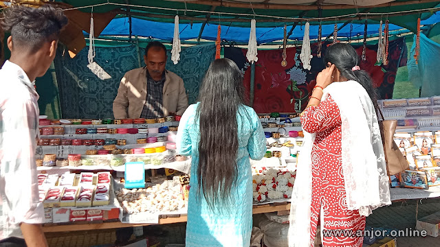 धुआंधार जलप्रपात बाजार में पत्थरों की कलाकृति एवं मूर्तियां