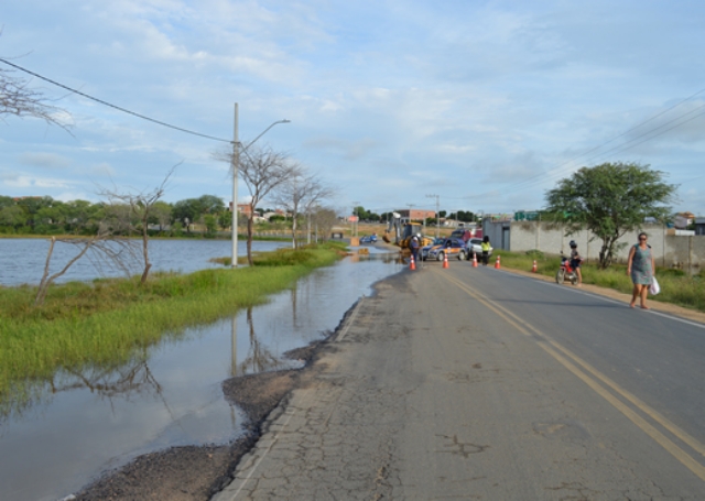 Lagoa transborda na cidade de Capim Grosso e pista é interditada