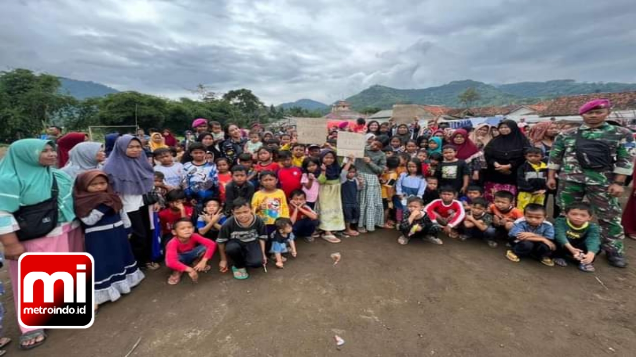 TNI-AL bersama pengungsi gempa bumi Cianjur