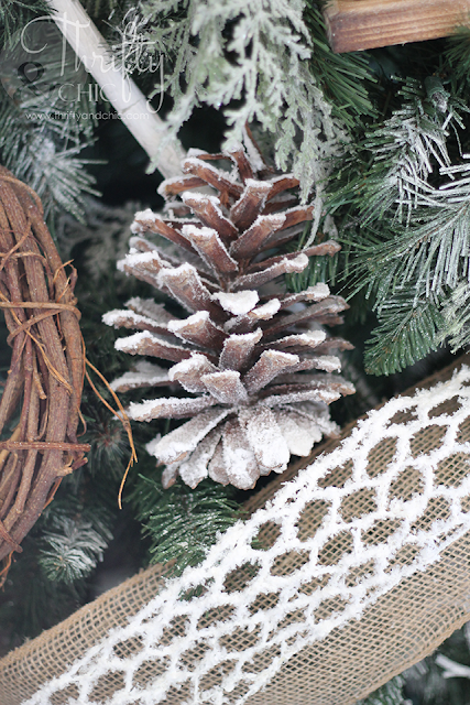 How to decorate a Christmas tree. Tips on decorating a Christmas tree. Farmhouse Christmas tree decor and decorating ideas. Woodland themed Christmas tree.