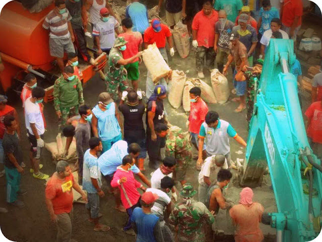 Warga dan Prajurit Kodim Tidore Laksanakan Pengecoran Masjid Al Muhajirin