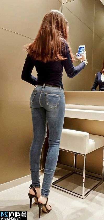 ベストジーンズ女アプテ後ろ姿 ベストジーンズ女アプテ後ろ姿