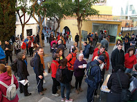 La Plaça de l'Ajuntament plena de caminants esperant fer les inscripcions