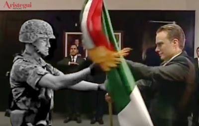 Soldado que ''arrebató'' bandera a Manuel Velasco es destituido por el gobierno.