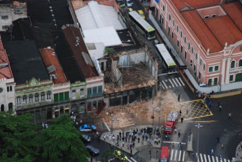 Prédio do Bola Preta desaba no centro do Rio