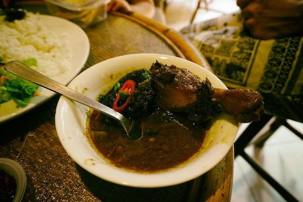 ニョニャ料理にはこの様に御飯にチキンのおかず、という料理も多い