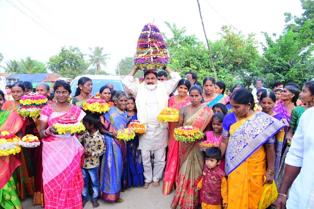 ఊరూరా బతుకమ్మ సంబరాలు - సర్కార్ ఏర్పాట్లు చేయక పోయినా అగని బతుకమ్మ  ఆట - పాటలు