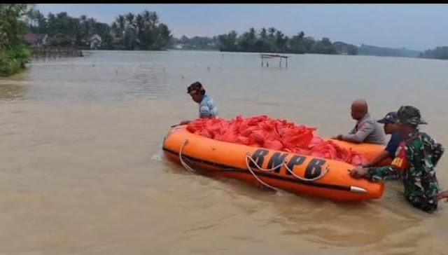 200 Paket Sembako Disalurkan Polres Serang Untuk Masyarakat Terdampak Banjir di Desa Parakan, Jawilan